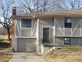 8902 Haskins St, Unit 8902 in Lenexa, KS - Building Photo