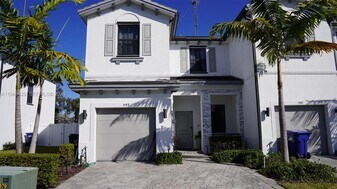 549 NW 204th St in Miami, FL - Building Photo