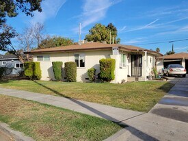 4117-4119 E White Ave in Fresno, CA - Building Photo