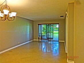 443 Lakeview Dr in Weston, FL - Building Photo - Building Photo