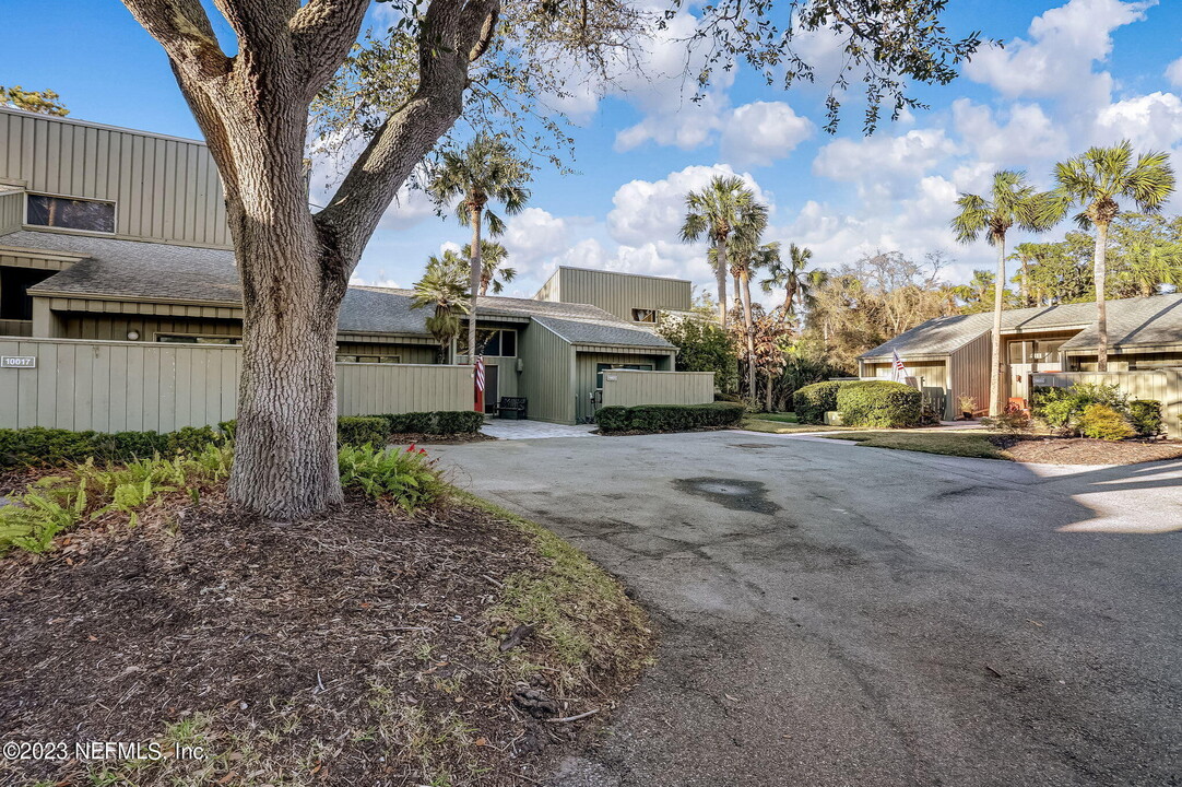 10025 Sawgrass Dr E in Ponte Vedra Beach, FL - Foto de edificio