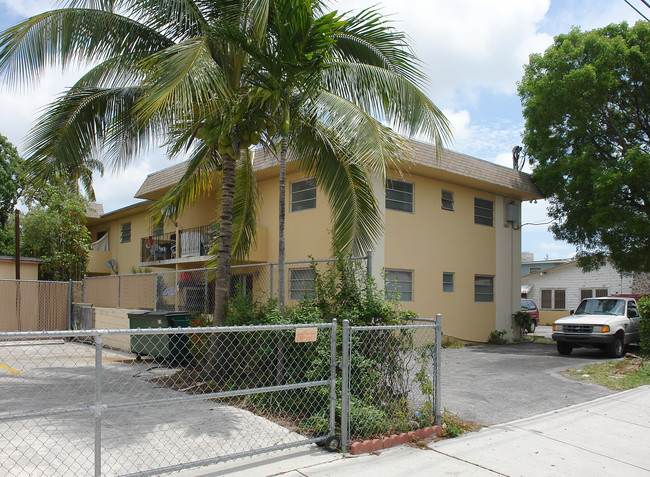 1047 SW 7th St in Miami, FL - Building Photo - Building Photo