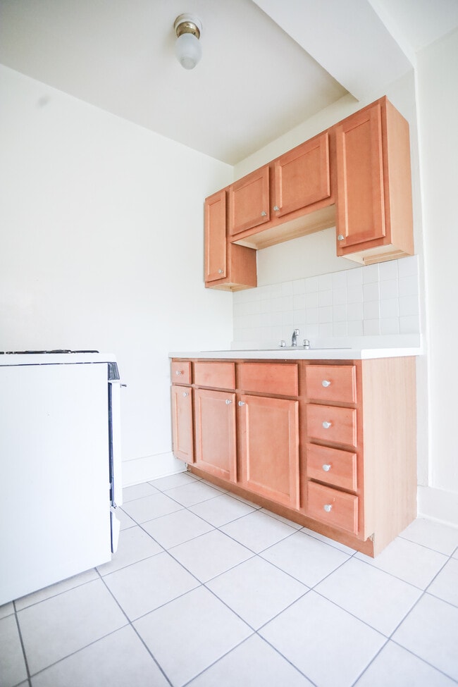 1111 W Roscoe St, Unit #9