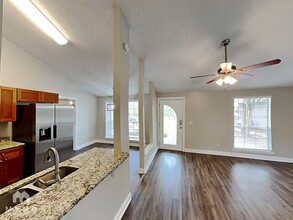 3886 Lake Shore Dr in Palm Harbor, FL - Building Photo - Building Photo