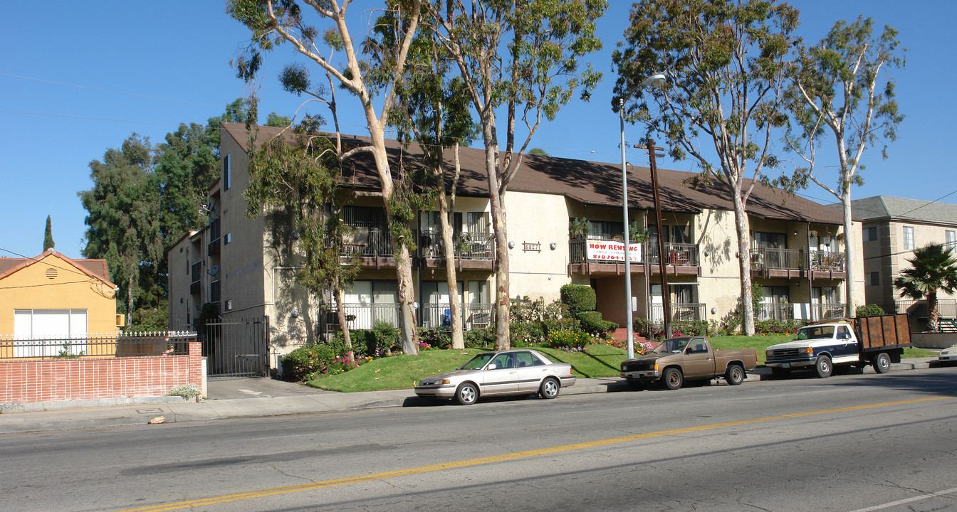 6827 Whitsett Ave in North Hollywood, CA - Foto de edificio