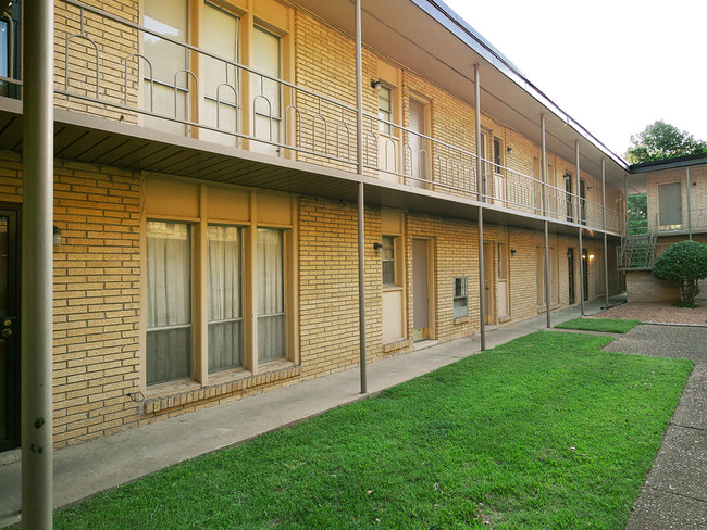 University Crossings in Memphis, TN - Building Photo - Building Photo