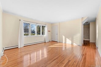 4 Quaker Ct in Babylon, NY - Building Photo - Building Photo