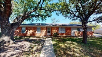 1407 Lawyer St in College Station, TX - Building Photo
