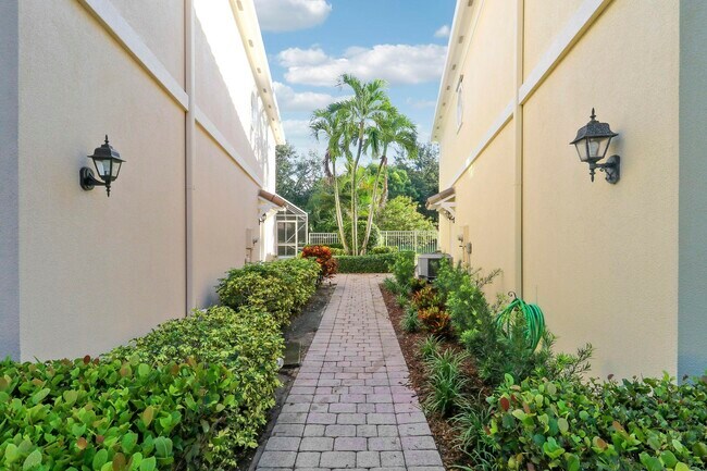 468 Capistrano Dr in Palm Beach Gardens, FL - Building Photo - Building Photo