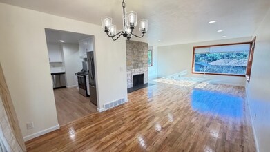 17543 7th Ave NE in Shoreline, WA - Foto de edificio - Building Photo