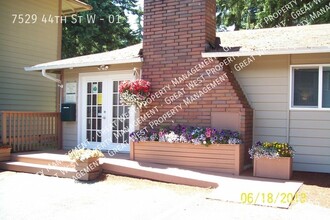 7529 44th St W-Unit -01 in University Place, WA - Foto de edificio - Building Photo