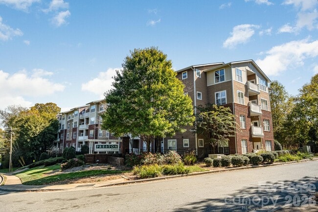 1000 E Woodlawn Rd in Charlotte, NC - Building Photo - Building Photo