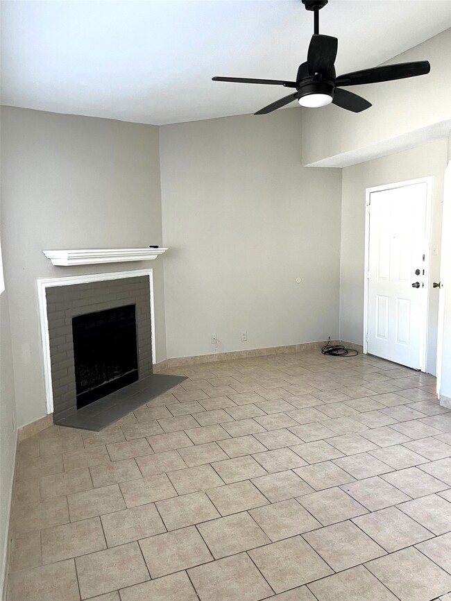 7200 T C Jester Blvd in Houston, TX - Building Photo - Building Photo