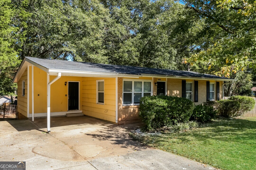 1405 Shoreham Dr in Atlanta, GA - Building Photo