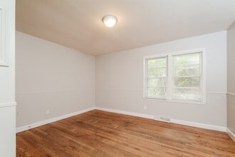 110 E Crestview Dr in Smithfield, NC - Building Photo - Building Photo