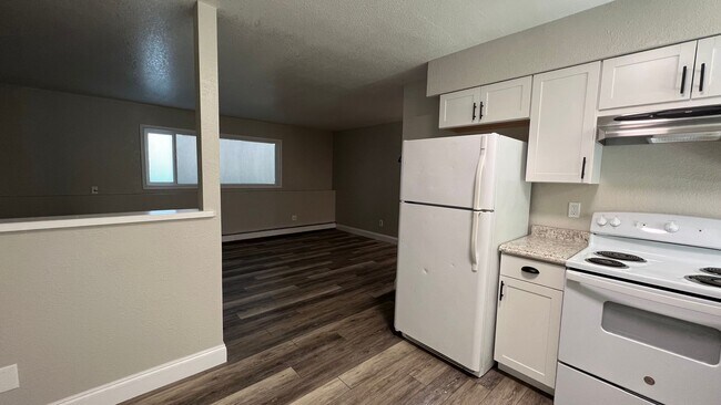 1103 Karluk St-Unit -4 in Anchorage, AK - Building Photo - Building Photo