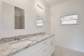 2502 30th St SW in Lehigh Acres, FL - Foto de edificio - Building Photo
