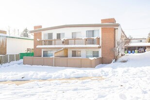 207A Huntington Park Bay NW in Calgary, AB - Building Photo