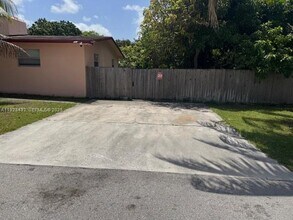 1910 SW 99th Ave in Miramar, FL - Building Photo - Building Photo