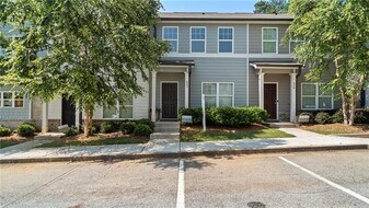 585 McWilliams Rd SE in Atlanta, GA - Building Photo