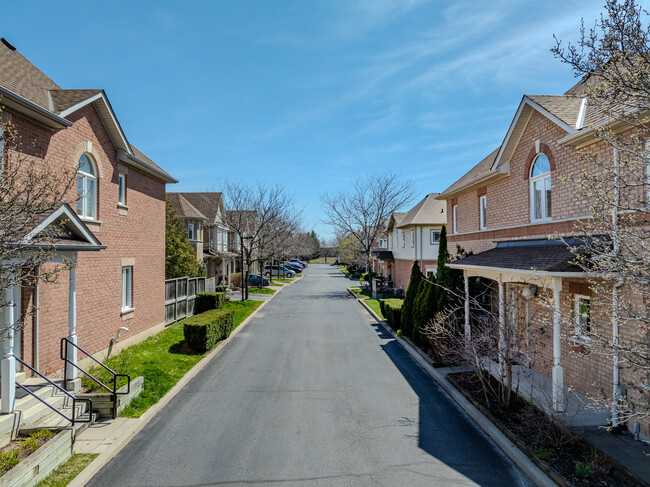 738 Village Green Blvd in Mississauga, ON - Building Photo - Building Photo