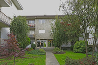 Lyndale Manor in Burnaby, BC - Building Photo - Building Photo