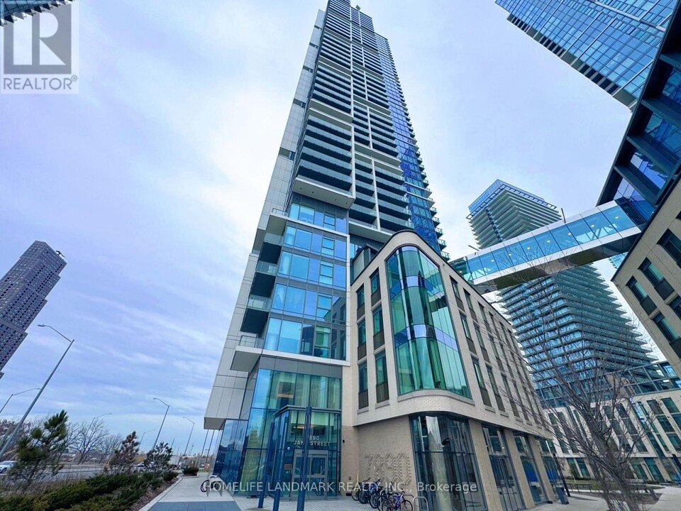 7890 Jane St in Vaughan, ON - Building Photo