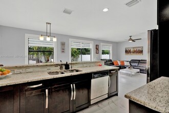 8521 W 33rd Ave in Hialeah, FL - Foto de edificio - Building Photo