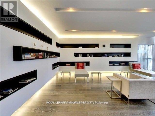 110 Charles St E in Toronto, ON - Building Photo - Building Photo