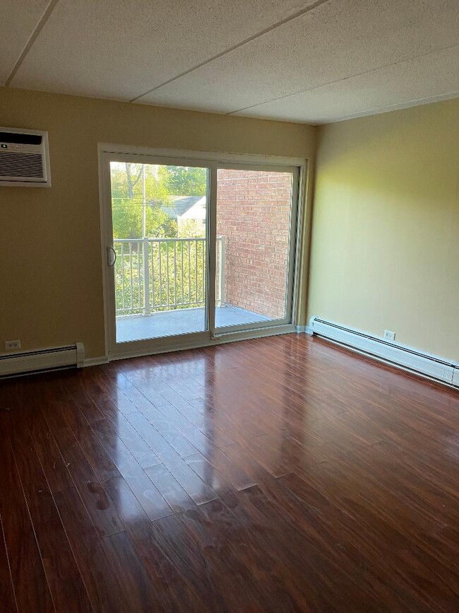 300 W Fullerton Ave, Unit 322 in Addison, IL - Foto de edificio - Building Photo