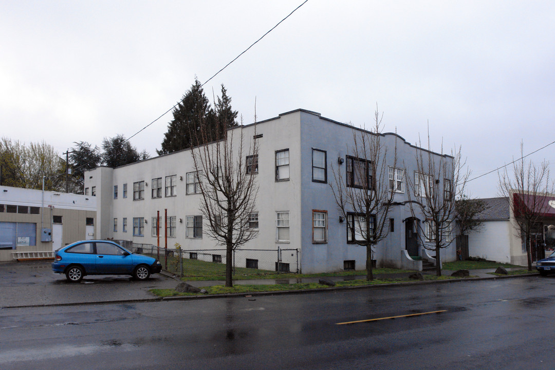 8015 N Lombard St in Portland, OR - Building Photo