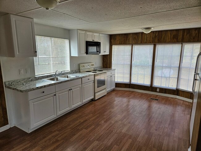7841 Indian Trail Rd in Spring Hill, FL - Building Photo - Building Photo