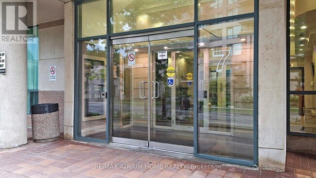 7 Lorraine Dr in Toronto, ON - Building Photo - Building Photo