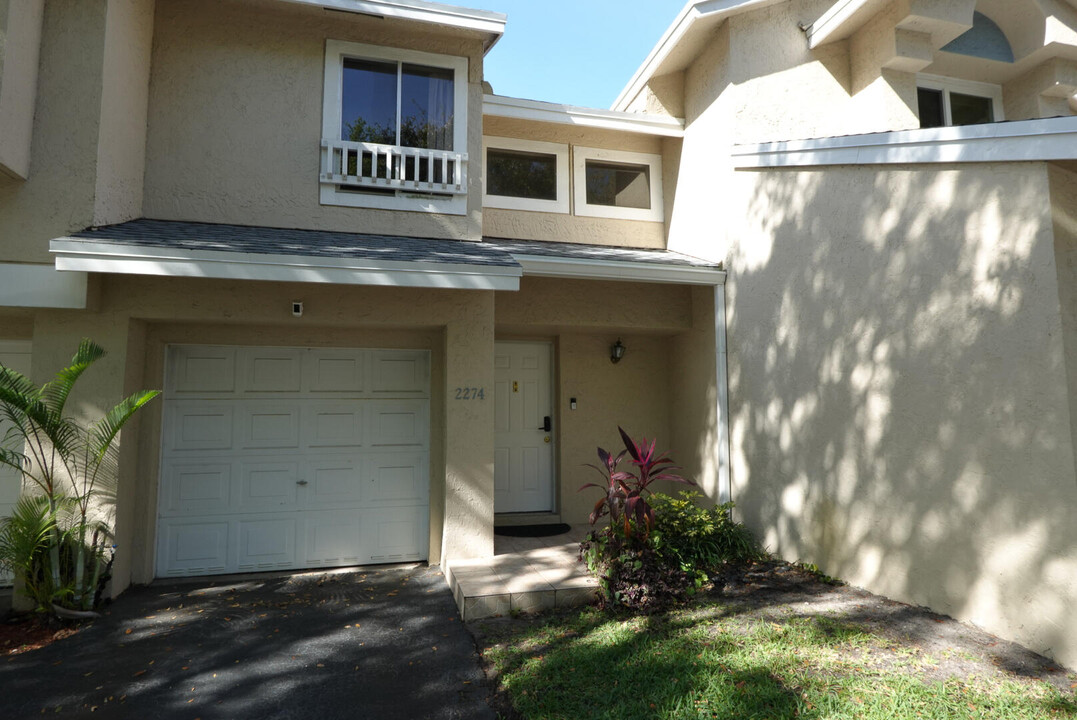 2274 Discovery Cir W in Deerfield Beach, FL - Building Photo