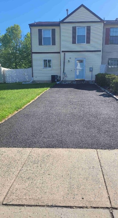 81 Redbud Rd in Piscataway, NJ - Foto de edificio