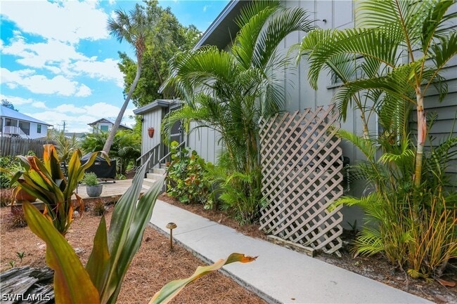 1042 Oak Forest Dr in Naples, FL - Building Photo - Building Photo