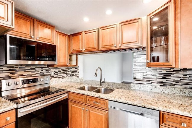 9080 Lime Bay Blvd in Tamarac, FL - Building Photo - Building Photo