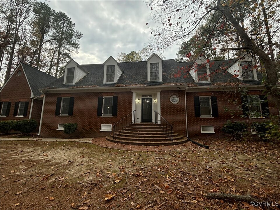 8059 Glenbrook Dr in Mechanicsville, VA - Foto de edificio