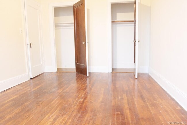 477 Merrick Rd in Lynbrook, NY - Building Photo - Building Photo