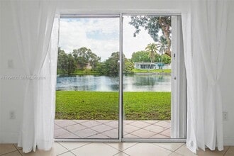 1731 NW 96th Terrace in Pembroke Pines, FL - Foto de edificio - Building Photo