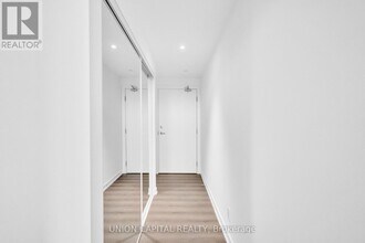 8 Wellesley St W in Toronto, ON - Building Photo - Building Photo