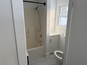 236 Glenmont Rd in Glenmont, NY - Foto de edificio - Building Photo