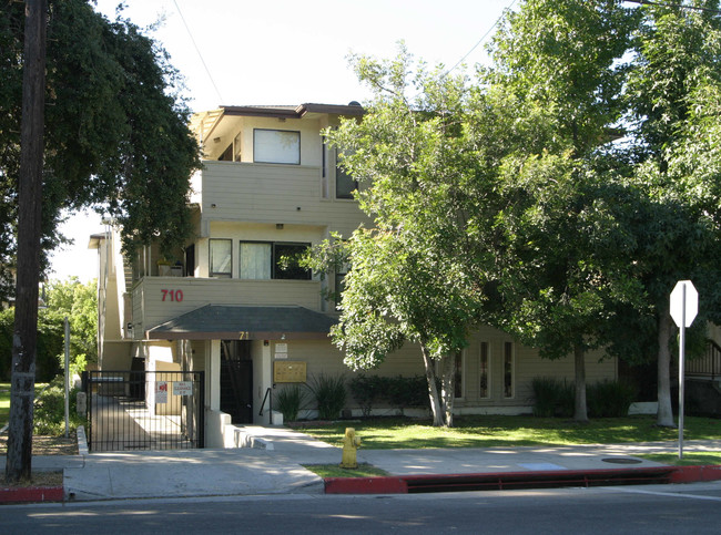 710 E Maple St in Glendale, CA - Building Photo - Building Photo