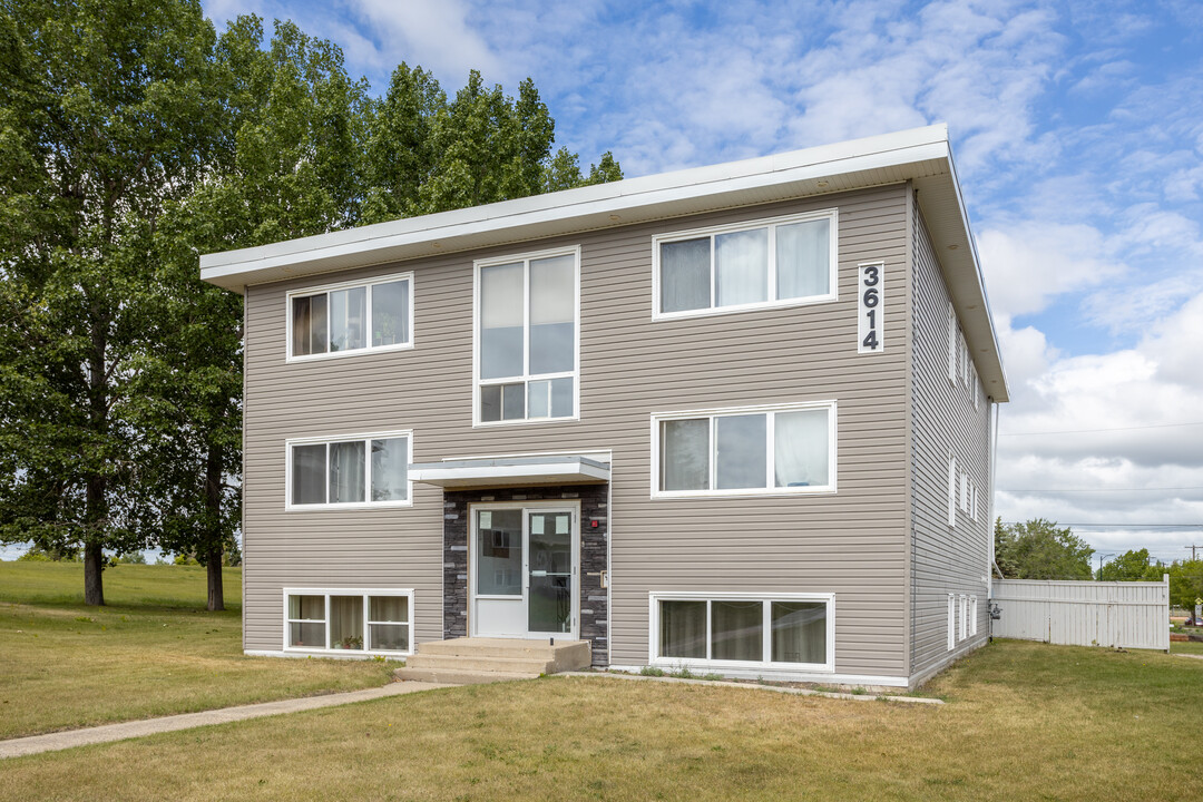 3614 57 Av in Red Deer, AB - Building Photo