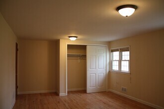 31 Farview Ter, Unit 1 in Paramus, NJ - Foto de edificio - Building Photo