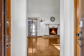 327 N Kilkea Dr in Los Angeles, CA - Building Photo - Building Photo