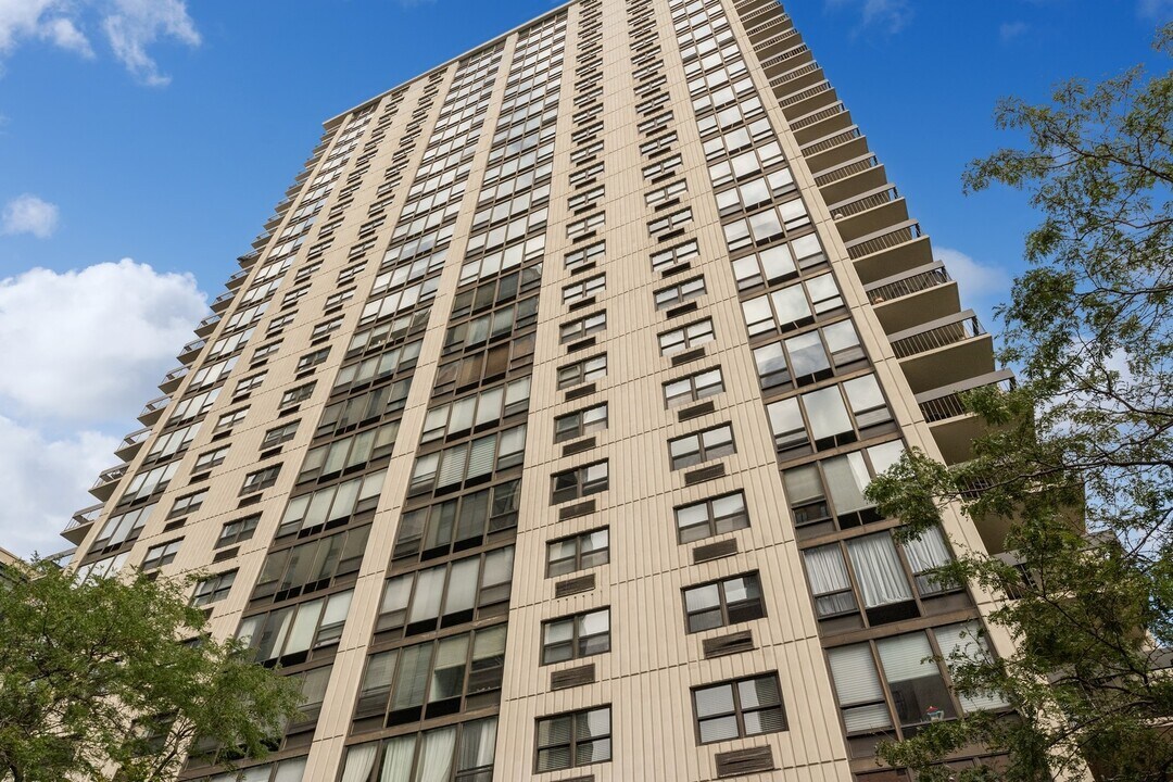 1313 N Ritchie Ct in Chicago, IL - Building Photo