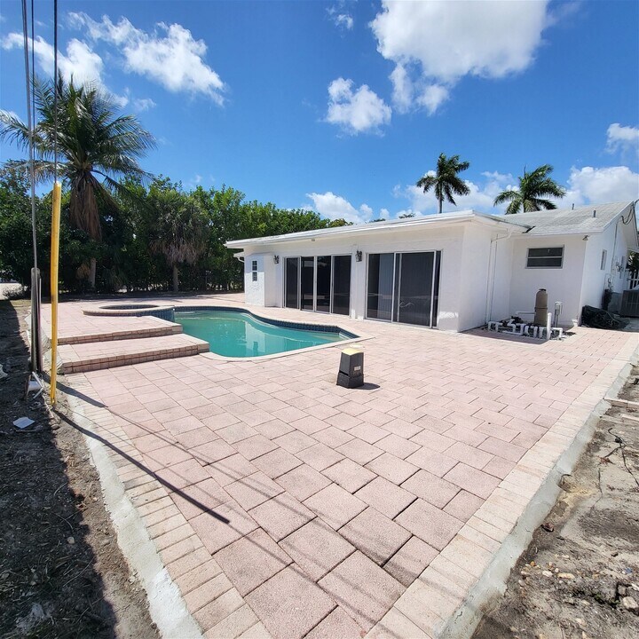 5700 NE 20th Ave in Fort Lauderdale, FL - Building Photo