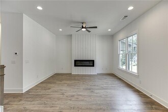5611 W Pine St in Flowery Branch, GA - Building Photo - Building Photo