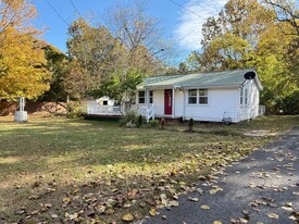 126 Fowler Dr in Grand Rivers, KY - Building Photo